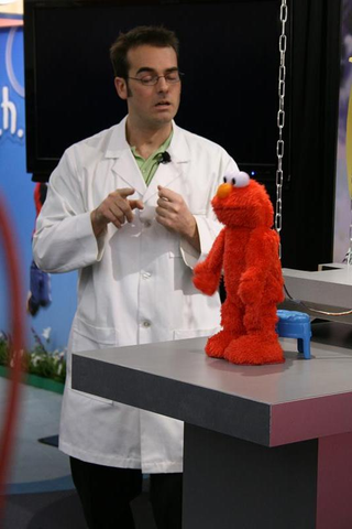 Illustration for article titled First Video of Elmo Live Singing and Dancing Shows He Got Skillz